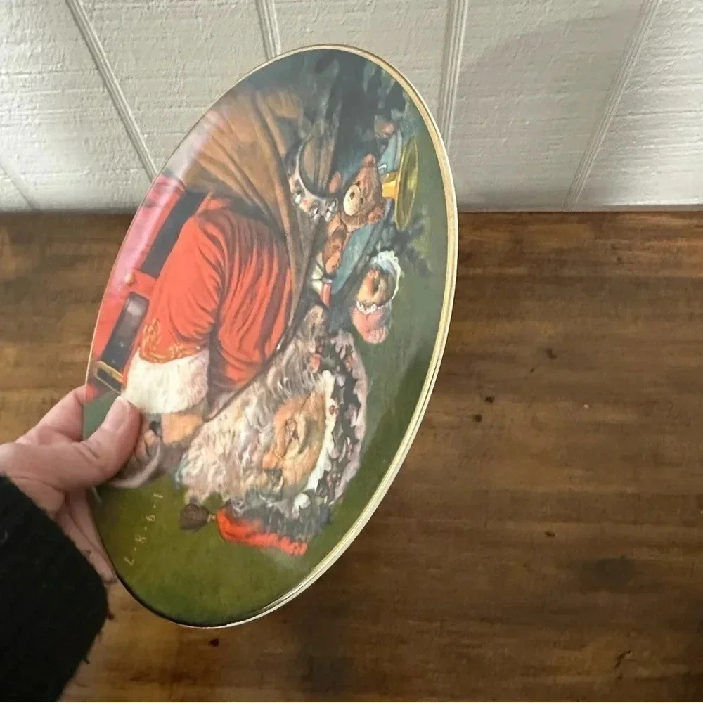 Avon The Magic That Santa Brings 1987 Gold Trimmed Vintage Decor Plate